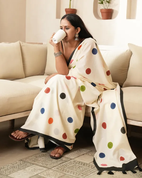 Beige_Cotton_Polka_Dot_Printed_Mul_Saree_With_Tassels_For_Women